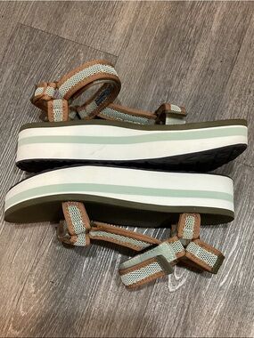 Teva Olive Green & Tan Platform Sandals with Cream Webbing SZ 9